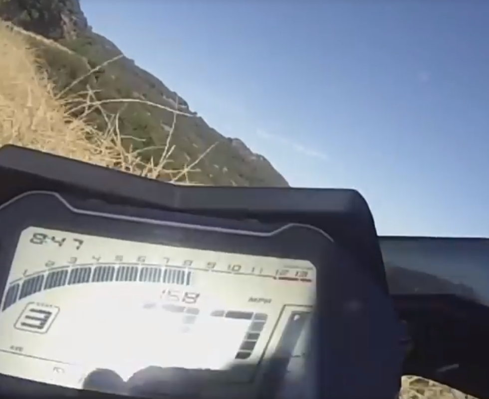 VIDEO: Motociklist "poletio" s litice, preživio i sve zabilježio kamerom