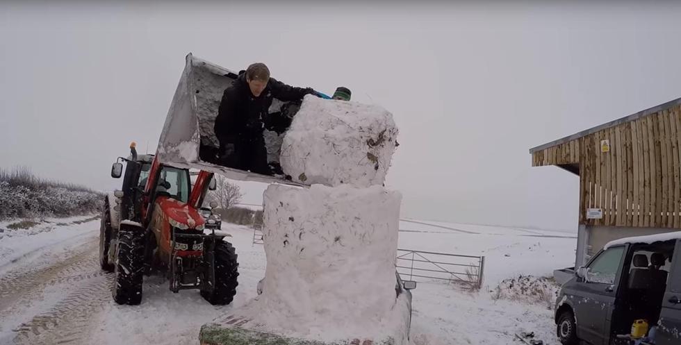 Evo kako napraviti ogromnog snjegovića u autu