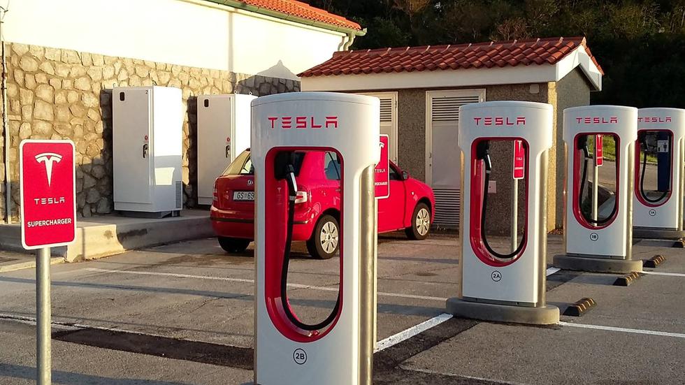 Tesla od iduće godine prekida s besplatnim punjenjem automobila