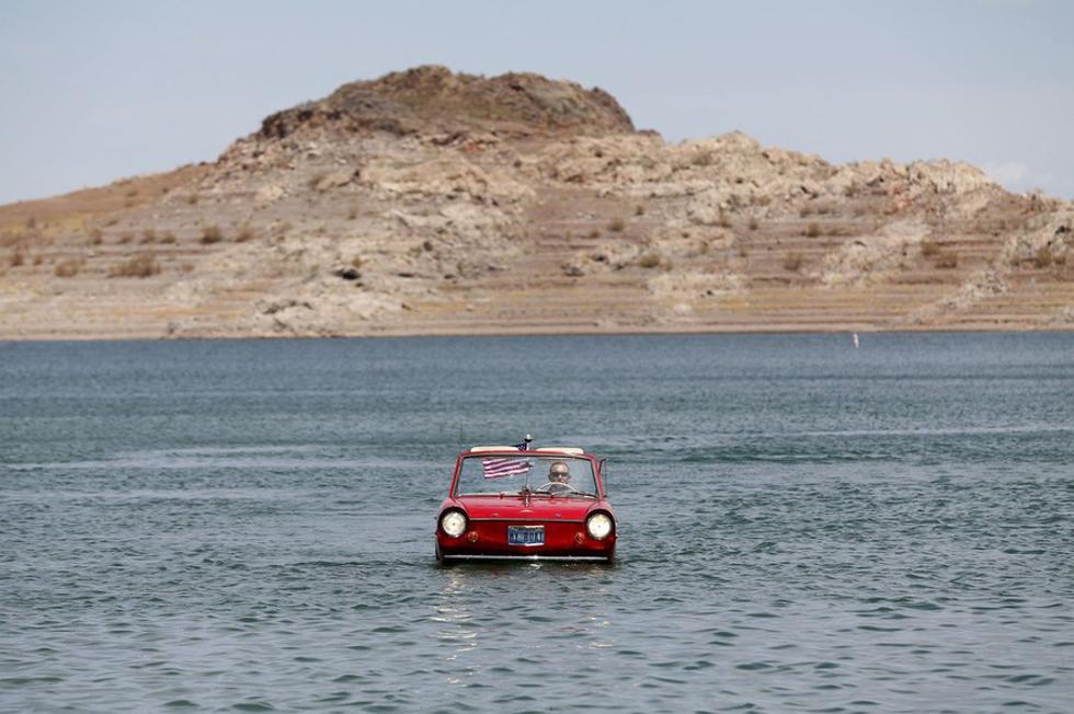 Avantura na vodi: Preko jezera prešao "amfiautom" iz 1964.