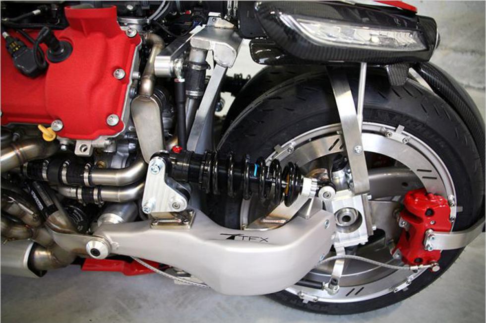 Motocikl s dvostrukim kotačima i V8 Maseratijevim motorom