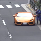 VIDEO: Ono kad voziš Lamborghini i zaustavi te policajac na biciklu