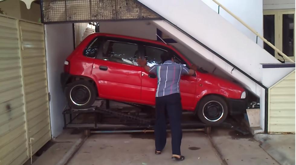 VIDEO: Parkiranje ispod stepeništa je lako, pitaj Indijca kako!