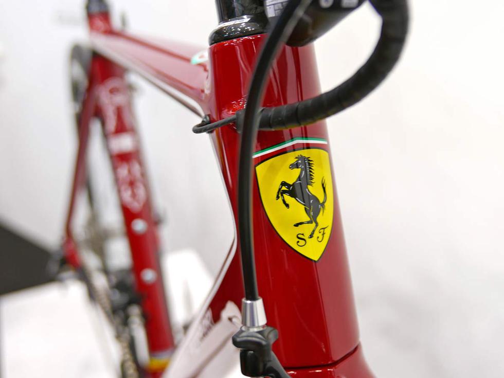 Bianchi Ferrari SF01: Ferrarijev bicikl košta 15.000€, a okvir je težak 780 g