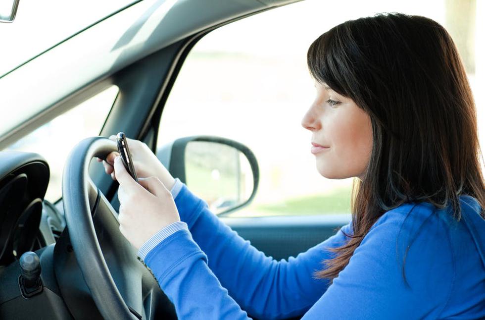 Novi zakon: Stroga zabrana uporabe mobitela u automobilu, čak i za mirovanja