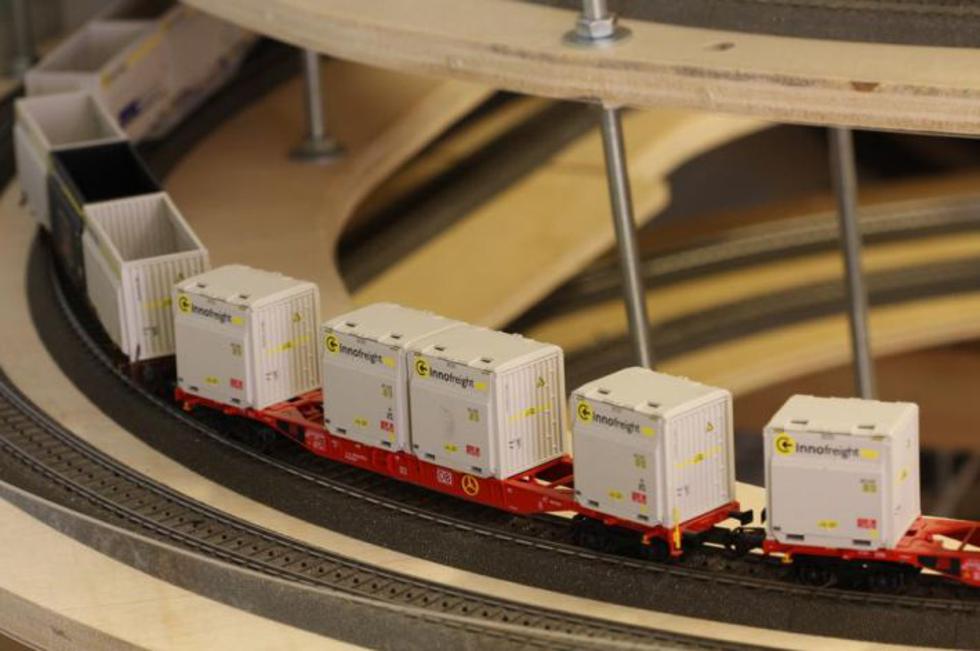 Maketa po kojoj istovremeno vozi 20 vlakova na 1050 metara mini tračnica