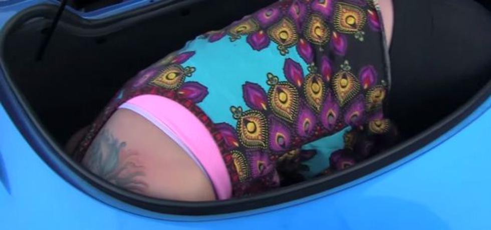 Malena plavuša u prtljažniku omalenog roadstera