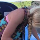 Malena plavuša u prtljažniku omalenog roadstera