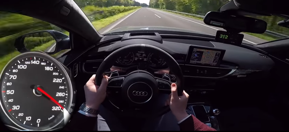 Jurnjava Autobahnom brzinom preko 300 km/h u Audiju RS6 sa 700 KS