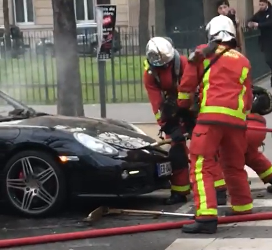 Vatrogasci pokušavali ugasiti Porscheov motor, a otvarali prednju haubu | Author: Facebook/Parana Parts
