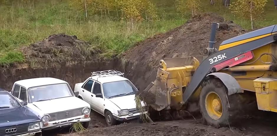 Zakopali tri automobila na godinu dana pa ih pokušali upaliti | Author: YouTube