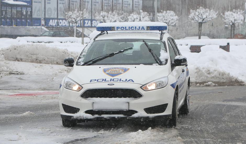 Čišćenje snijega s auta | Author: Kristina Štedul Fabac/Pixsell
