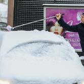 Čišćenje snijega s auta