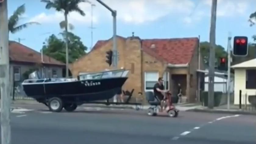 Invalidskim skuterom vukao ribarski brod do obale