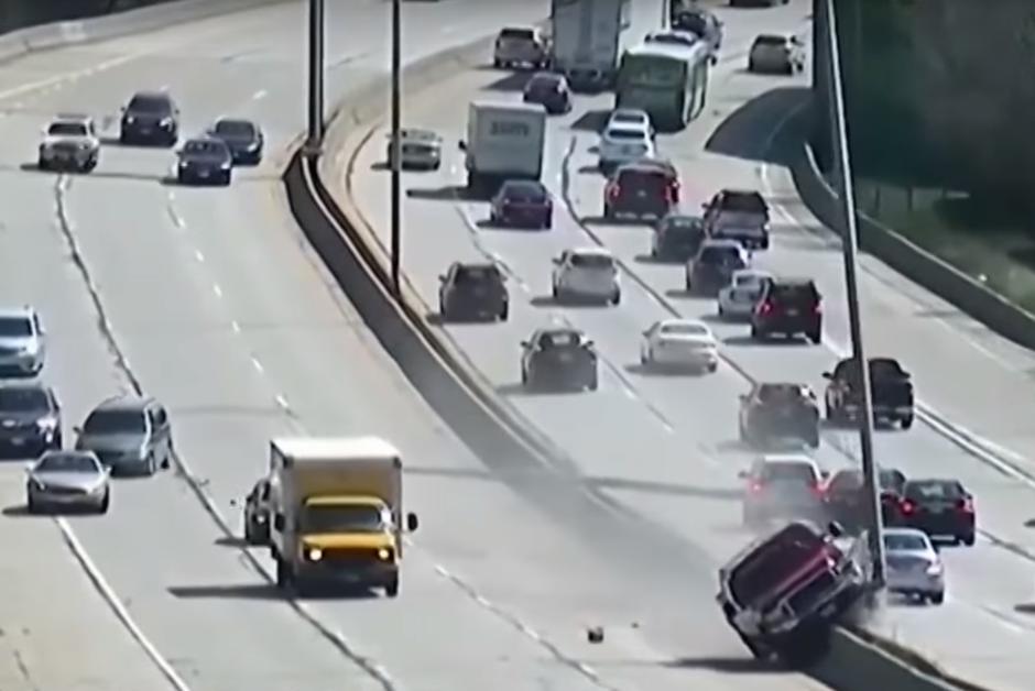 Kao u filmu: Pijan autom rušio stupove rasvjete na autocesti | Author: YouTube