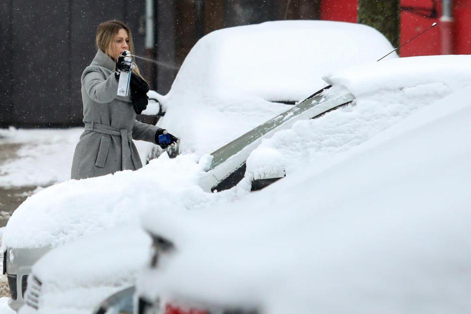 Čišćenje snijega s auta | Author: Dubravka Petric/PIXSELL