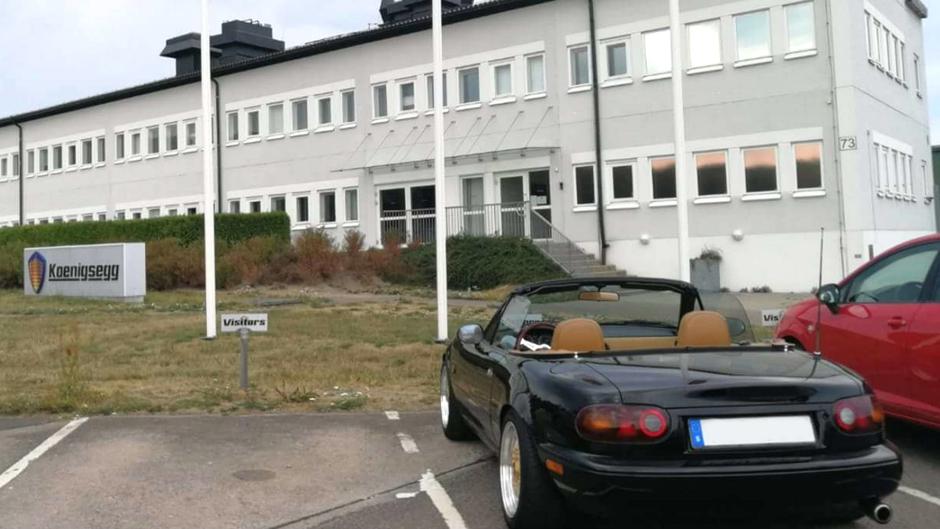 Vlasnik Koenigsegga vozi staru Mazdu | Author: Facebook
