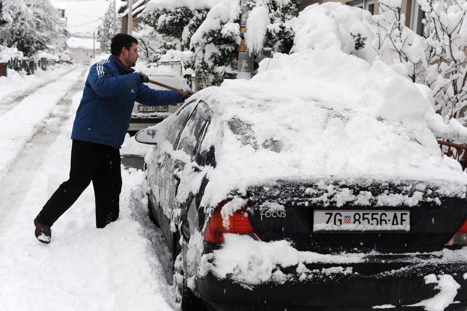 Čišćenje snijega s auta | Author: Davor Višnjić/PIXSELL