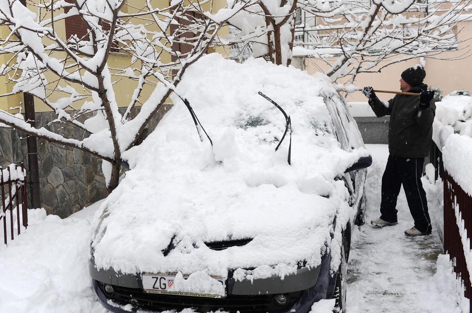 Čišćenje snijega s auta | Author: Davor Višnjić/PIXSELL