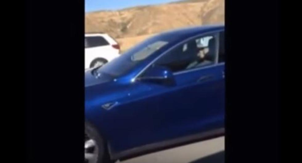VIDEO: Čovjek zaspao tijekom vožnje na autopilotu