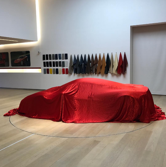 Misteriozni Ferrari skriven pod plahtom