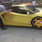Papirnati Lamborghini postao zvijezda festivala pa završio u pepelu