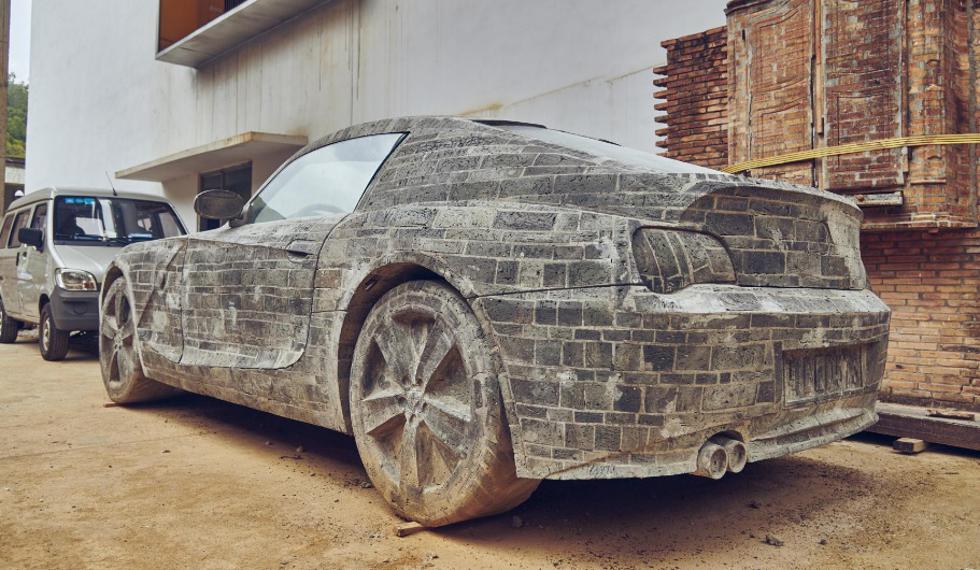 BMW Z4 u prirodnoj veličini načinjen iz cigle i betona