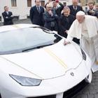 Papa Franjo na poklon dobio Lamborghini koji juri preko 300 km/h