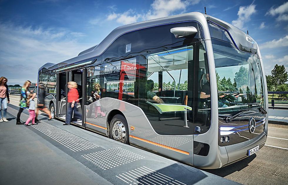 Autobus budućnosti vozi bez vozača i zabavlja svoje putnike
