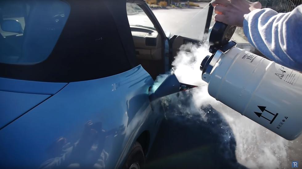 Što se desi kad u auto umjesto benzina ulijete tekući dušik?
