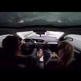 VIDEO: Vozač Audija jednom rukom na volanu umalo ubio sebe i ženu!