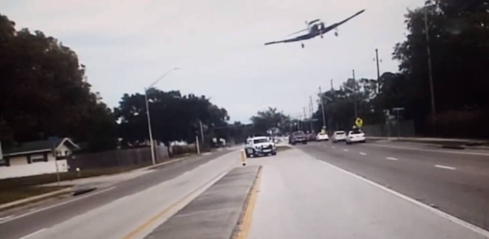 VIDEO: Zrakoplov letio vrlo nisko pa se srušio na cestu