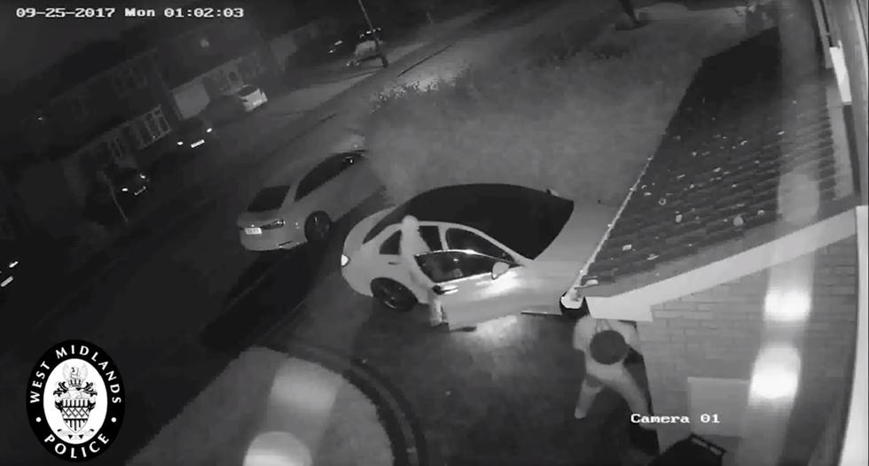 Lopovi ukrali Mercedes bez ključa i nestali u 60 sekundi