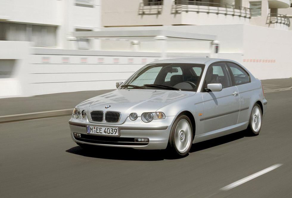 Ostavljen da trune: Dvije godine BMW ostao parkiran u travi pokraj ceste