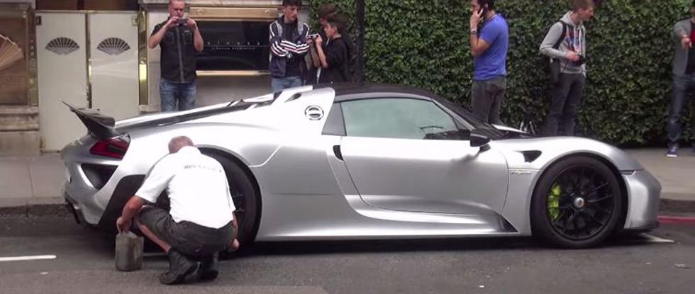 VIDEO: Ulična demonstracija čišćenja superautomobila 
