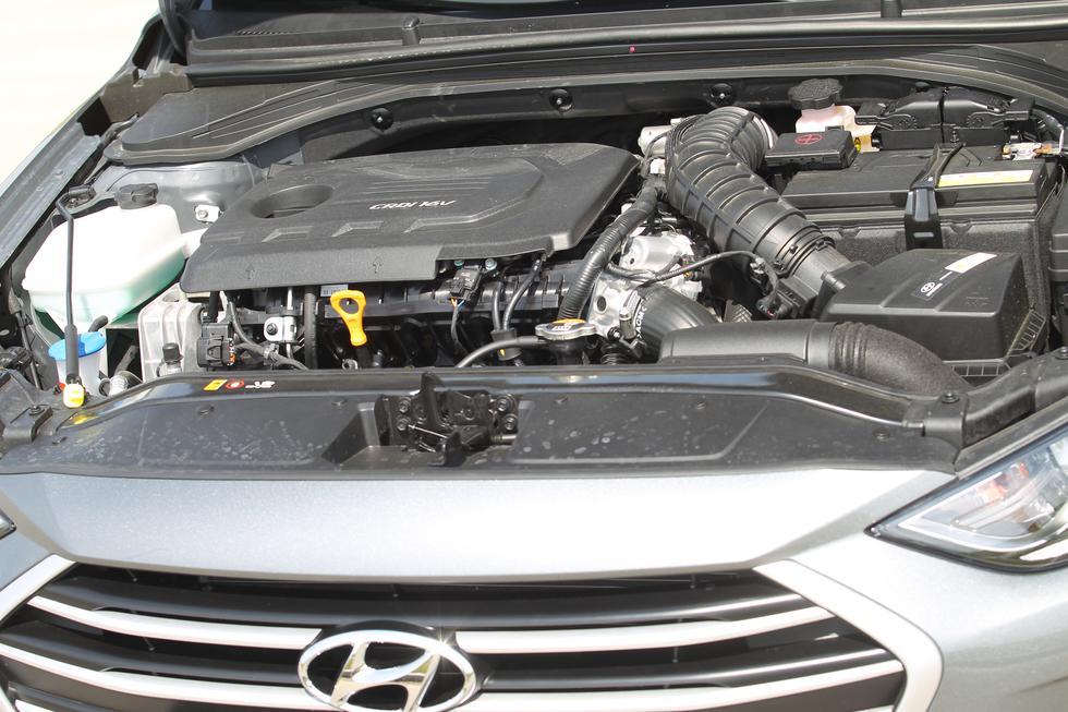Hyundai Elantra 1.6 CRDi Comfort - s margine cilja na vrh