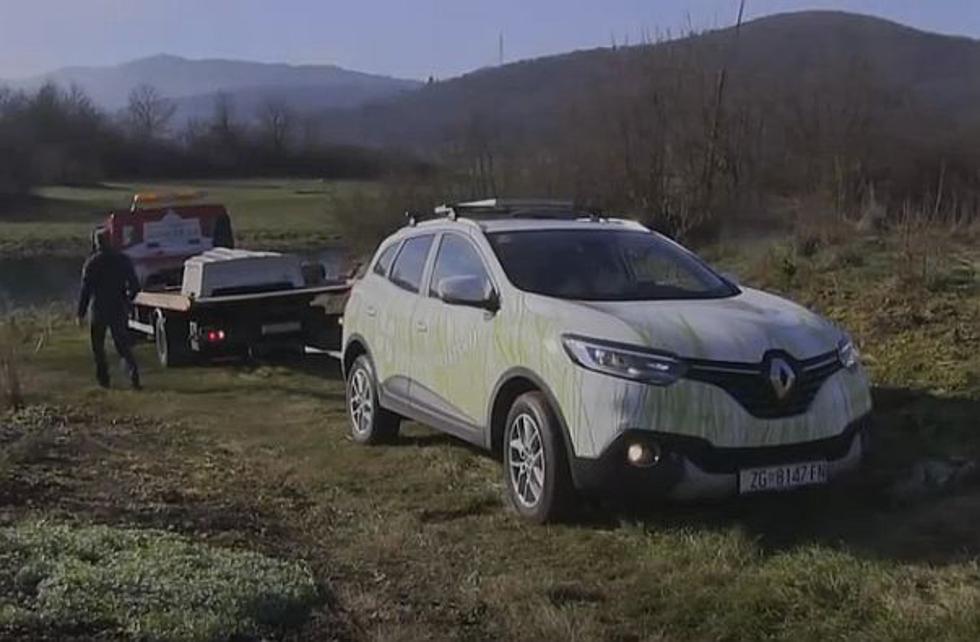 Renault Kadjar iz blata izvukao kamion
