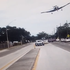 VIDEO: Zrakoplov letio vrlo nisko pa se srušio na cestu