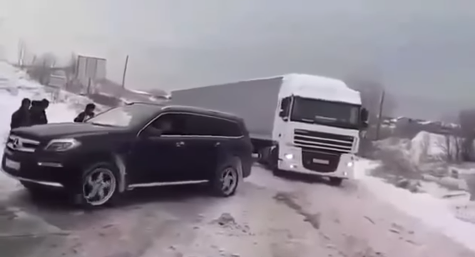 VIDEO: Mercedes GL 500 izvukao šleper iz snijega