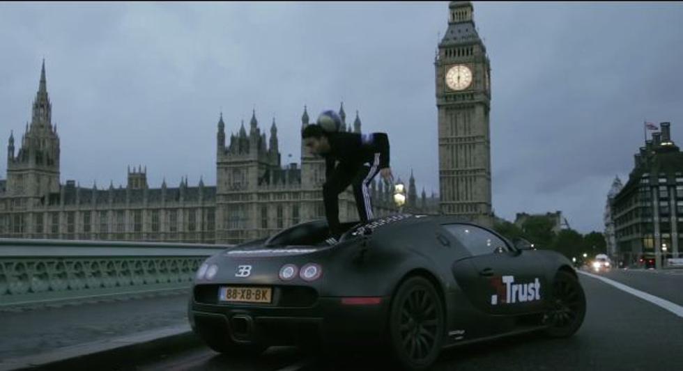 Pogledajte žongliranje nogometnom loptom na najbržem automobilu u svijetu