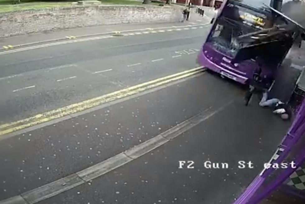 VIDEO: Udario ga jureći autobus, a on se digao i otišao na pivo da se opusti