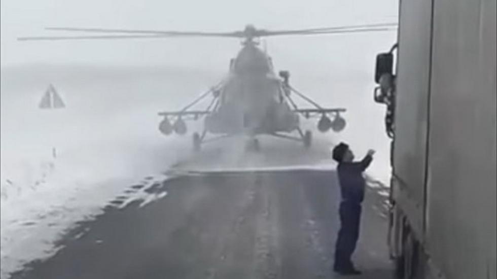 Izgubio se: Pilot helikopterom sletio na cestu da bi pitao za put