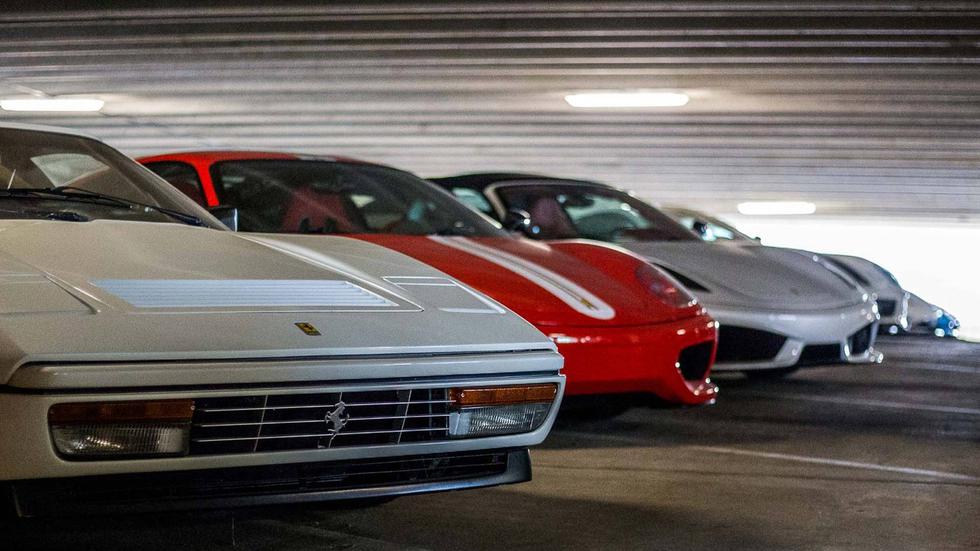 Skupocjena kolekcija automobila nepoznatoga vlasnika u javnoj garaži