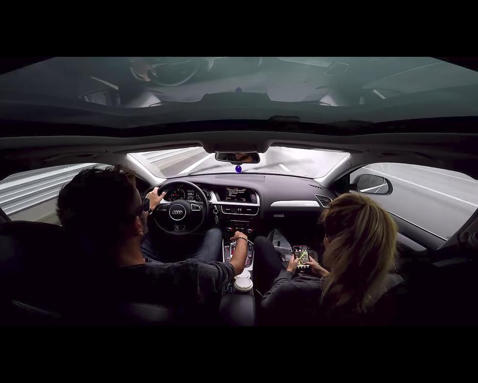 VIDEO: Vozač Audija jednom rukom na volanu umalo uzrokovao tragediju!