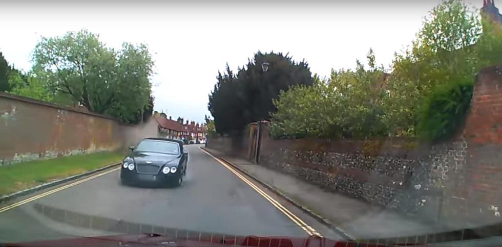 Stravičan video frontalnog sudara skupocjenog Bentleya i SUV-a