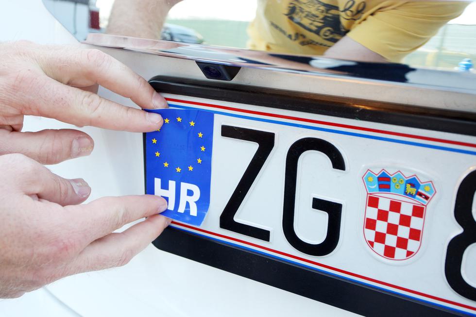 Ne lijepite plavu EU oznaku na stare registarske pločice