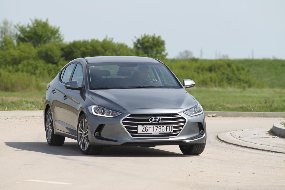 Hyundai Elantra 1.6 CRDi Comfort - S margine cilja na vrh