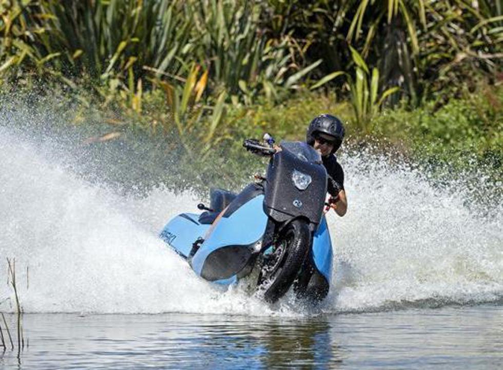 Amfibija koja vozi kao motocikl, a po vodi kao vodeni skuter