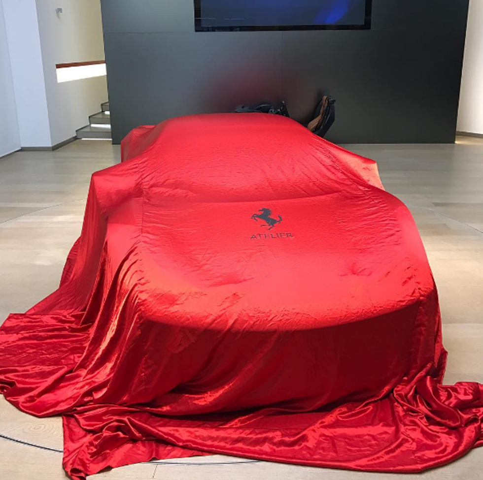 Misteriozni Ferrari skriven pod plahtom
