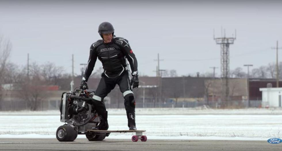 Dolph Lundgren testira Fordov EcoBoost na skateboardu